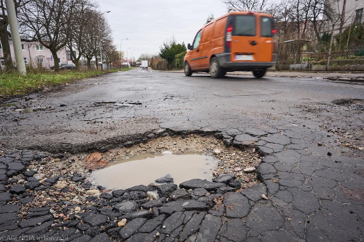 Kto odpowiada za szkody w związku z dziurą na drodze?